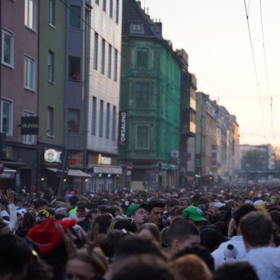Waren Ordner ohne jede Qualifikation und Prüfung jahrelang für die Menschenmassen an Karneval verantwortlich?