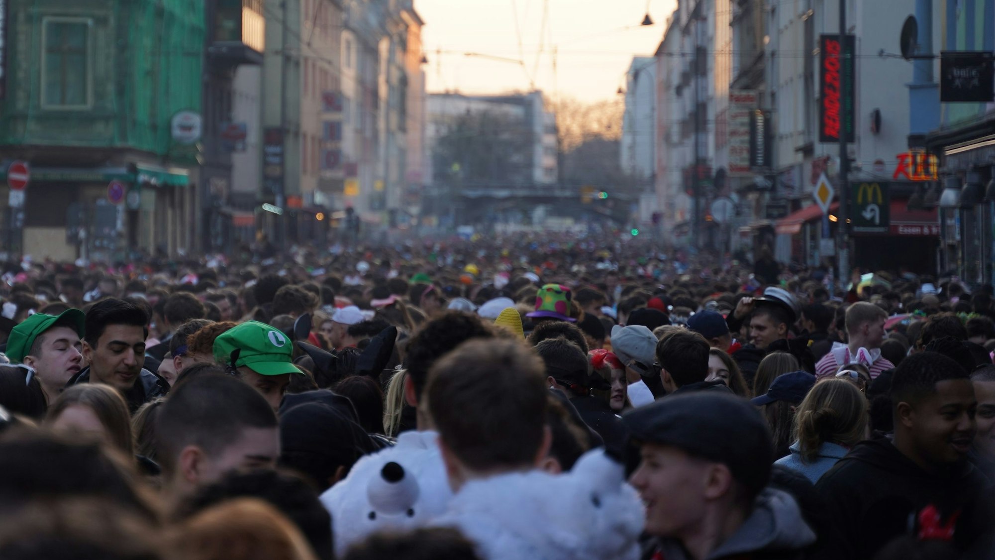Die volle Zülpicher Straße an Rosenmontag.