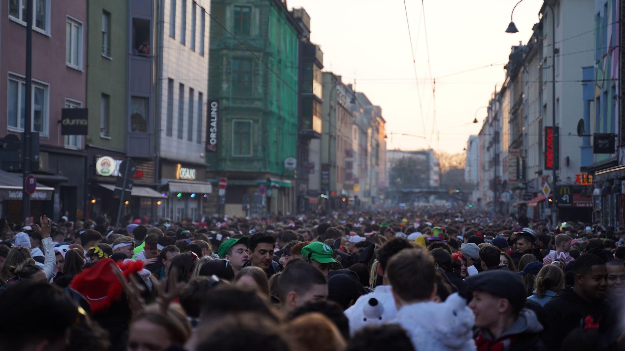 Waren Ordner ohne jede Qualifikation und Prüfung jahrelang für die Menschenmassen an Karneval verantwortlich?