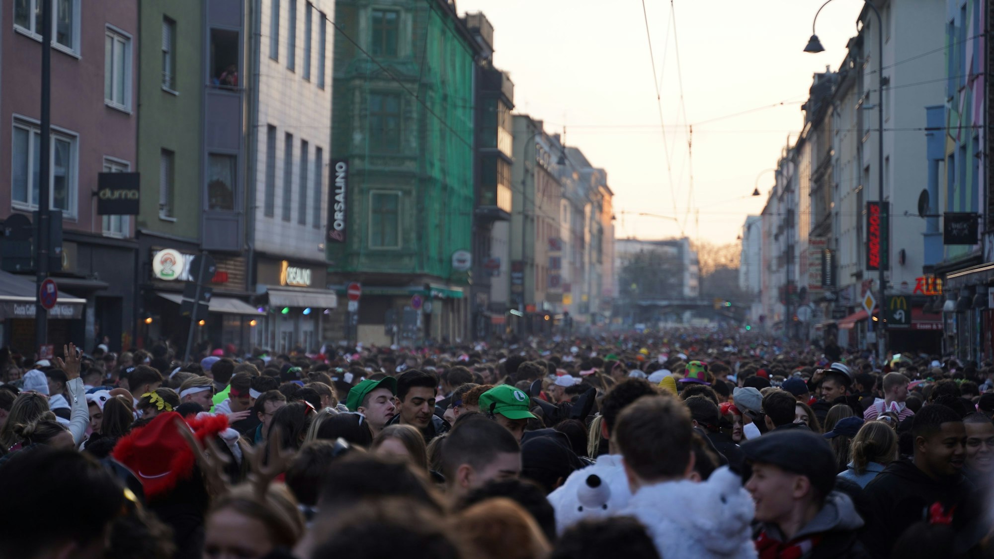 Verkleidete Menschenmenge auf der Zülpicher Straße