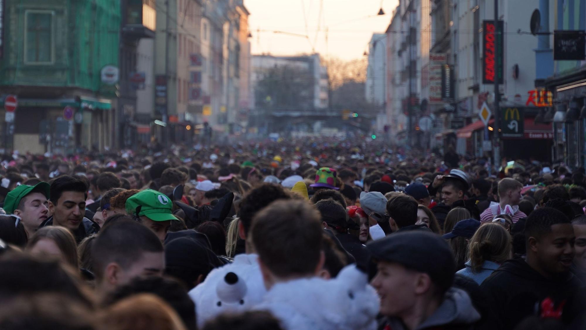 Die volle Zülpicher Straße an Rosenmontag.