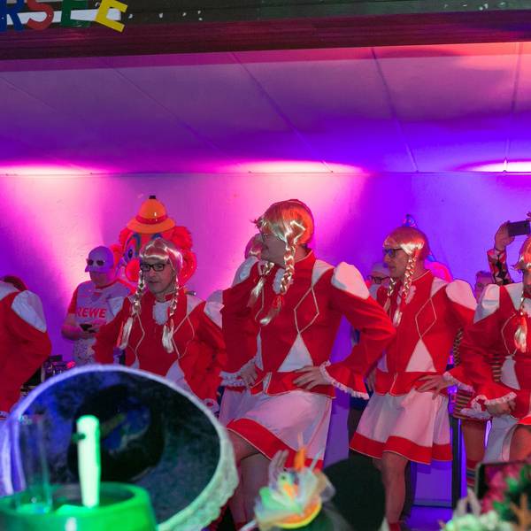 Die Männertanzgruppe in Mariechen-Kostümen.