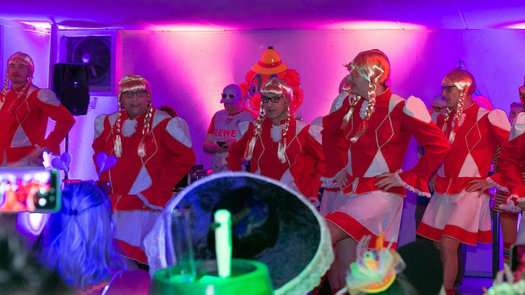 Die Männertanzgruppe in Mariechen-Kostümen.