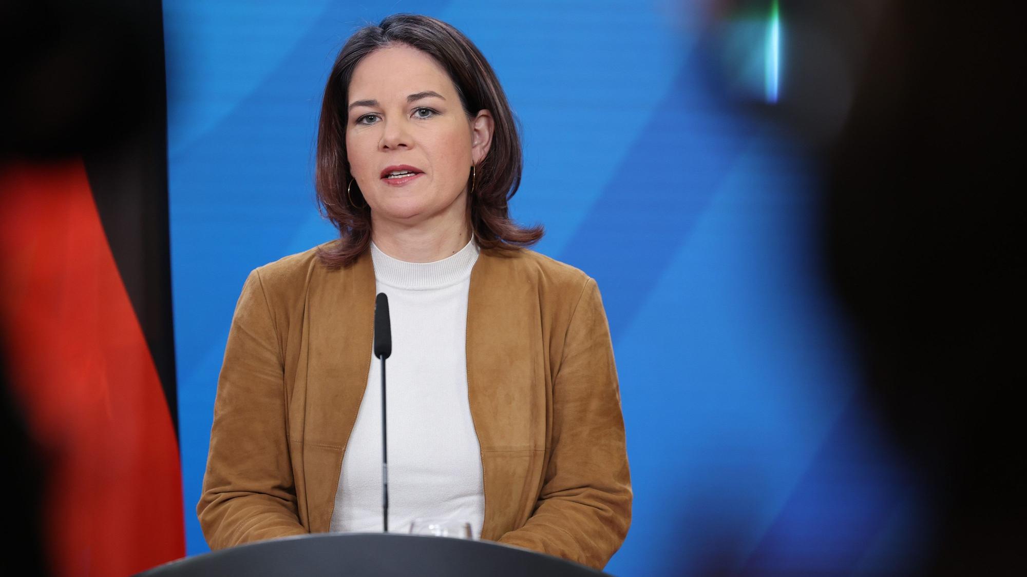 Annalena Baerbock spricht bei einer Pressekonferenz.