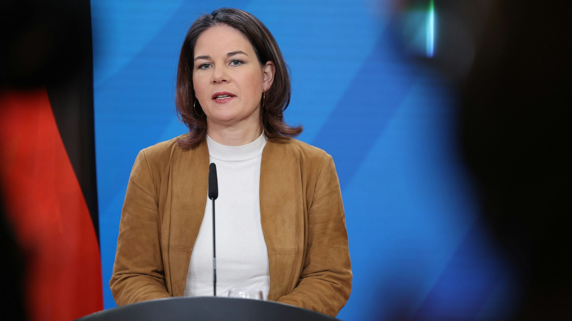 Annalena Baerbock spricht bei einer Pressekonferenz.