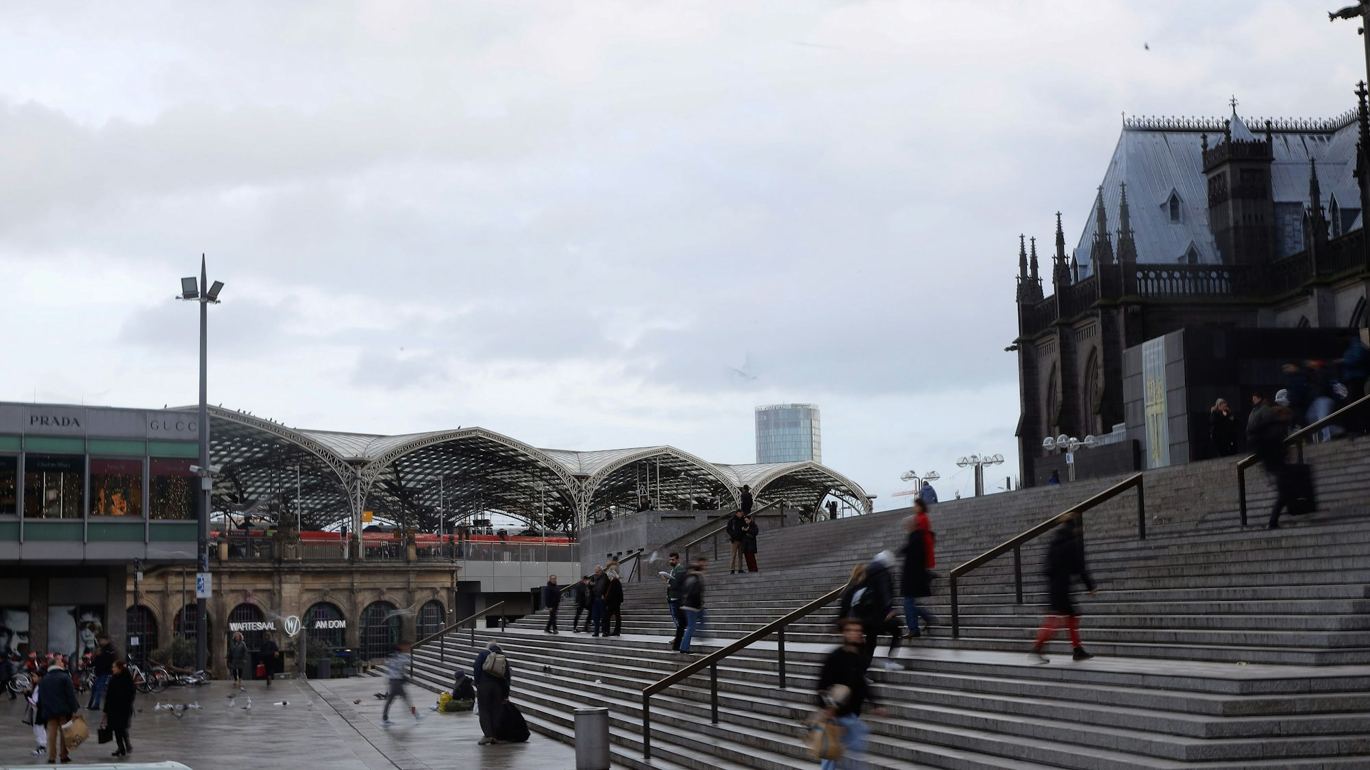 Die Domtreppe mit einigen Passanten