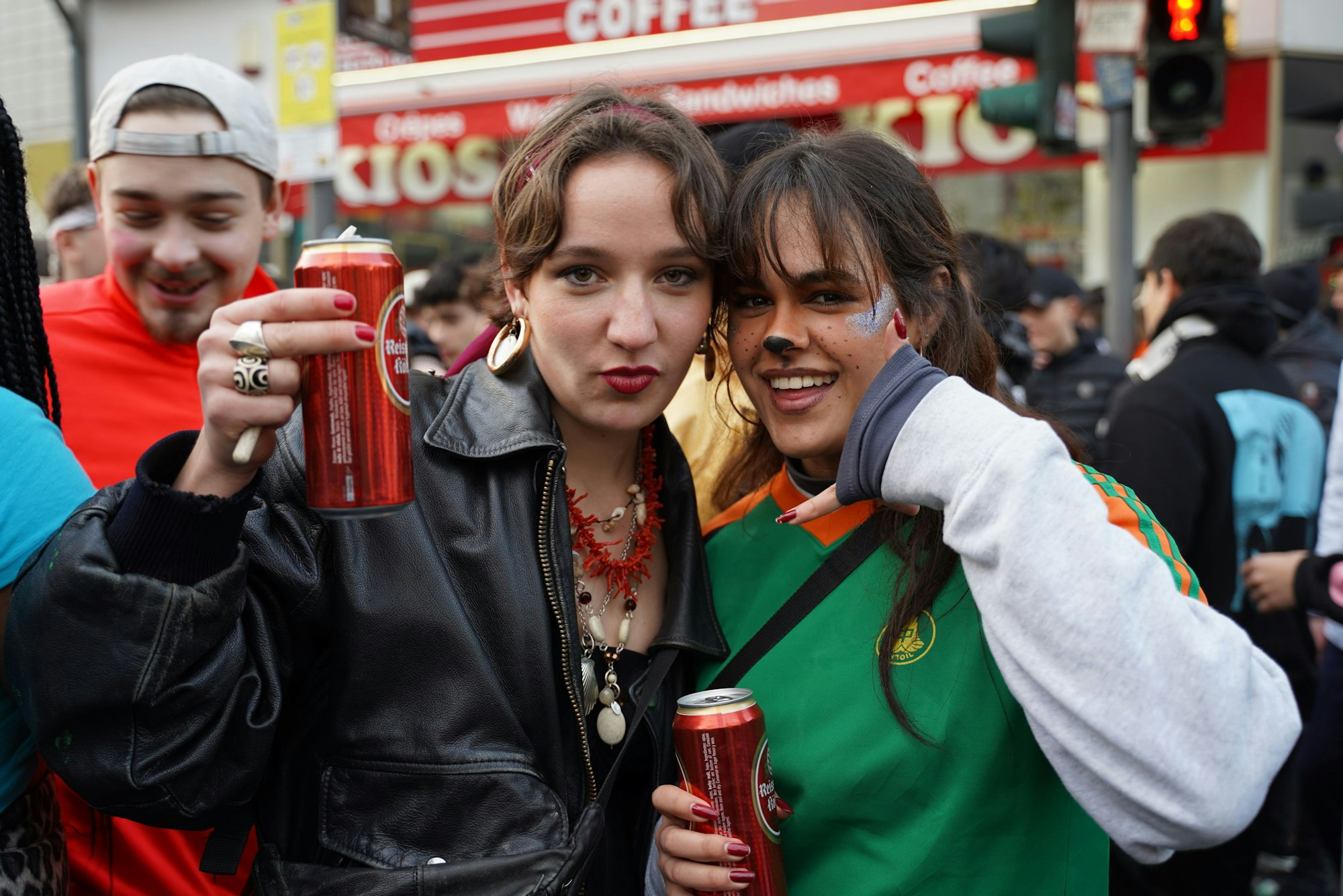 Mia und Emelie auf der Zülpicher Straße.