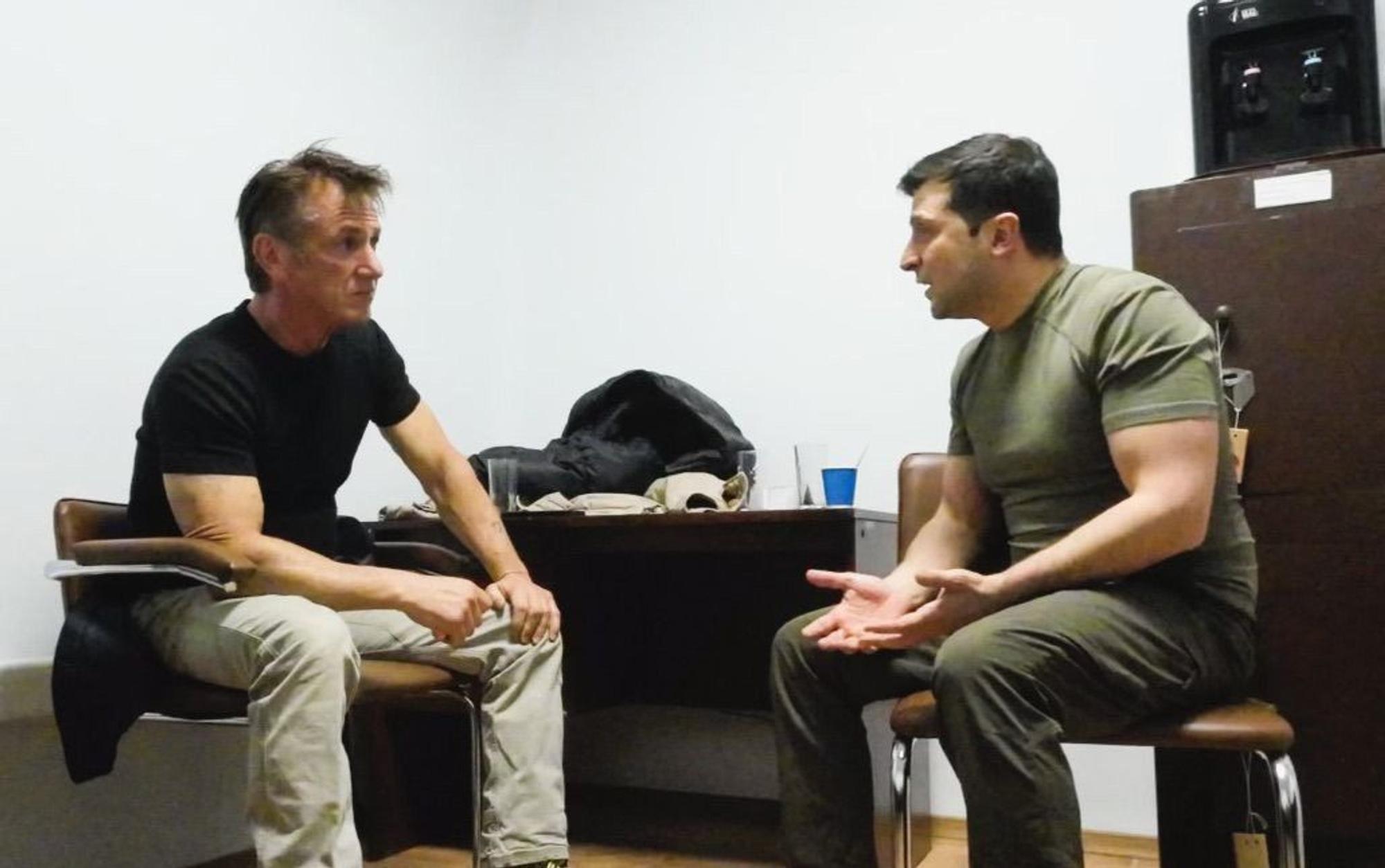 Sean Penn sitzt Wolodymyr Selenskyj gegenüber. Der ukrainische Präsident trägt armeegrüne Kleidung.
