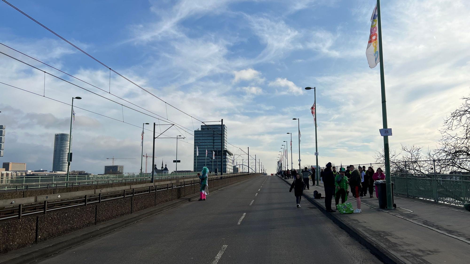 Kurz vor 10 Uhr auf der Deutzer Brücke: Nicht viel los.