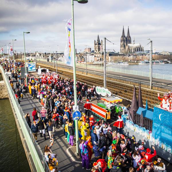 Der Rosenmontagszug auf der Deutzer Brücke mit dem Dom im Hintergrund.