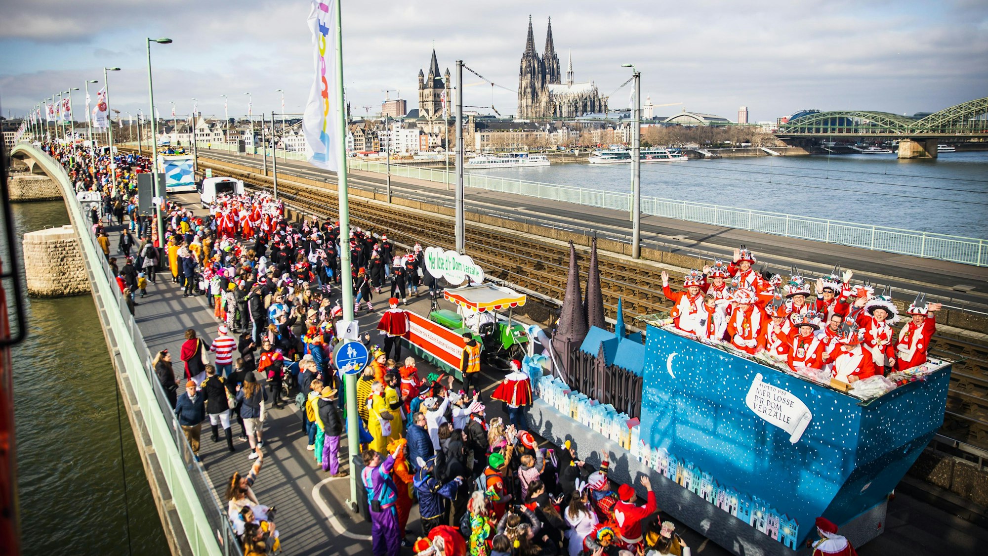 Der Rosenmontagszug auf der Deutzer Brücke mit dem Dom im Hintergrund.