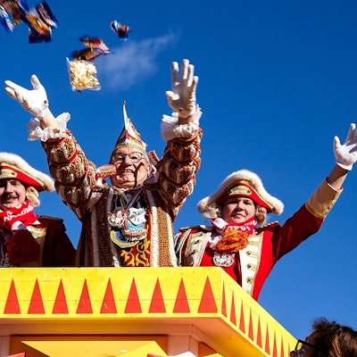 Was ein jeckes Vergnügen: Prinz Willibert I. von Marmagen ließ die Kamelle fliegen.