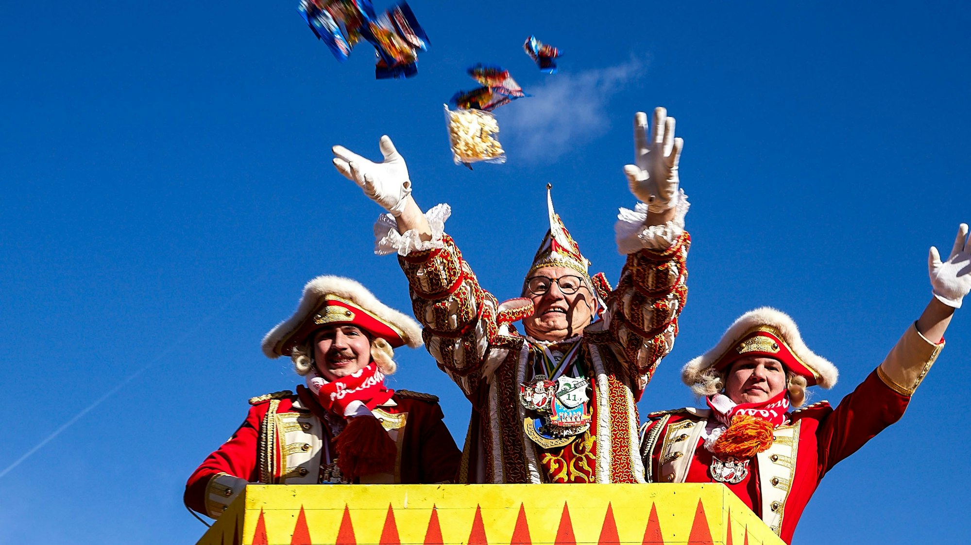 Was ein jeckes Vergnügen: Prinz Willibert I. von Marmagen ließ die Kamelle fliegen.