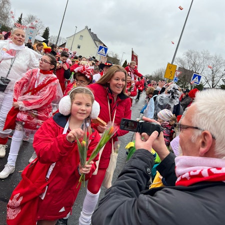 Günter Schmitz filmt Enkelin Marie-Louise und Tochter Mirjam, die im Wahner Zoch mitgehen.
