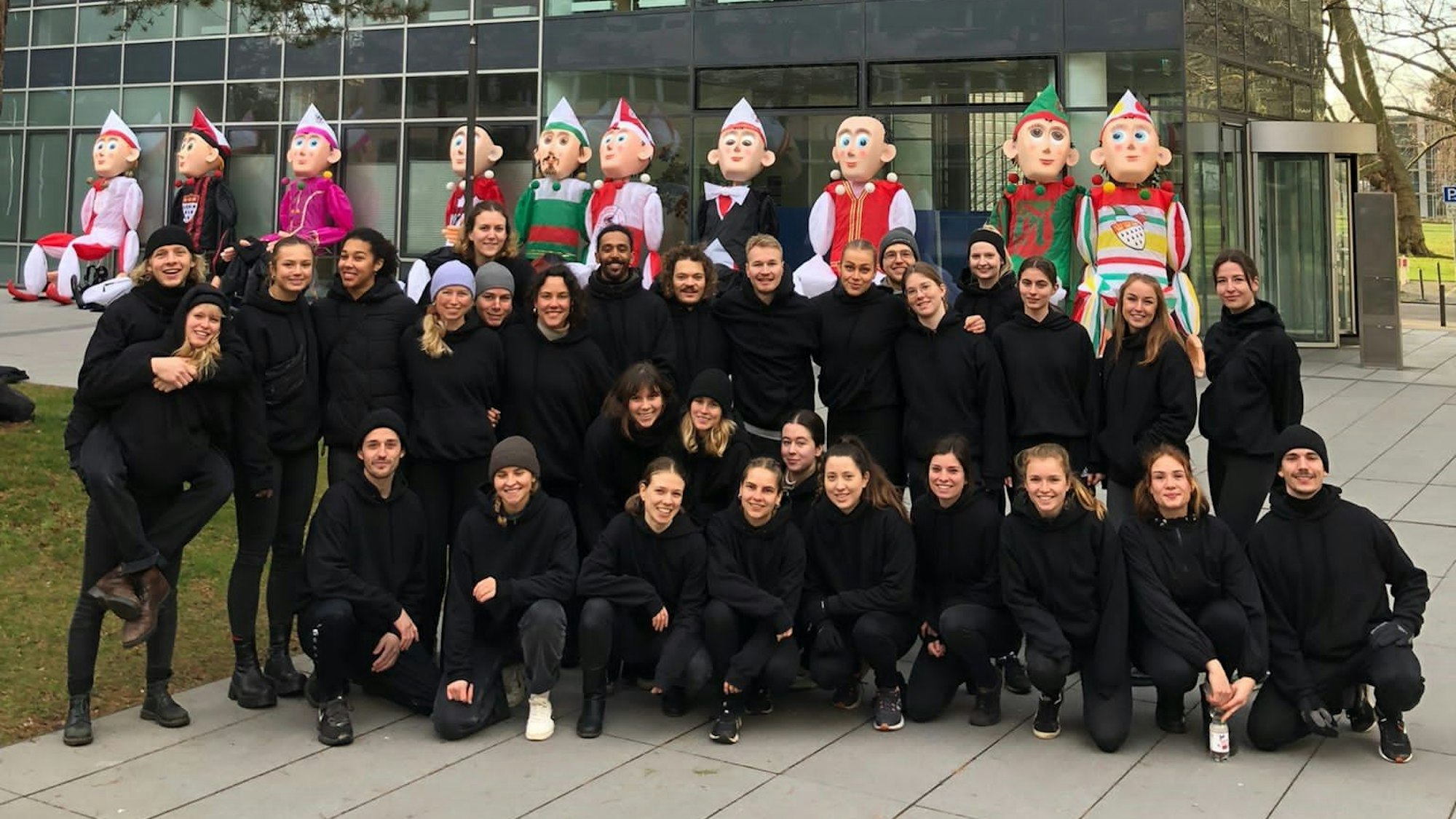 Ein Gruppenfoto der Sportstudierenden, im Hintergrund die Großfiguren.