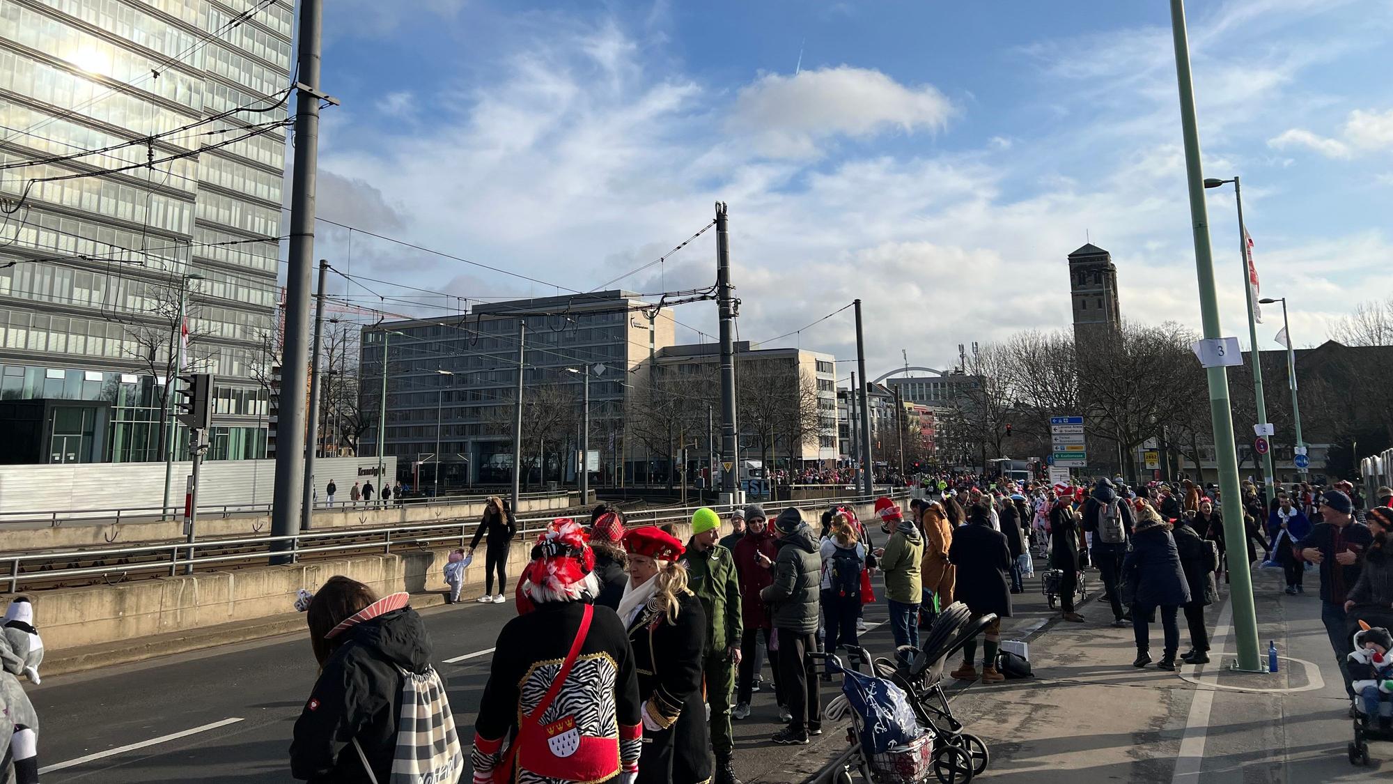 Auf der Deutzer Brücke war es deutlich leerer als am restlichen Zugweg.