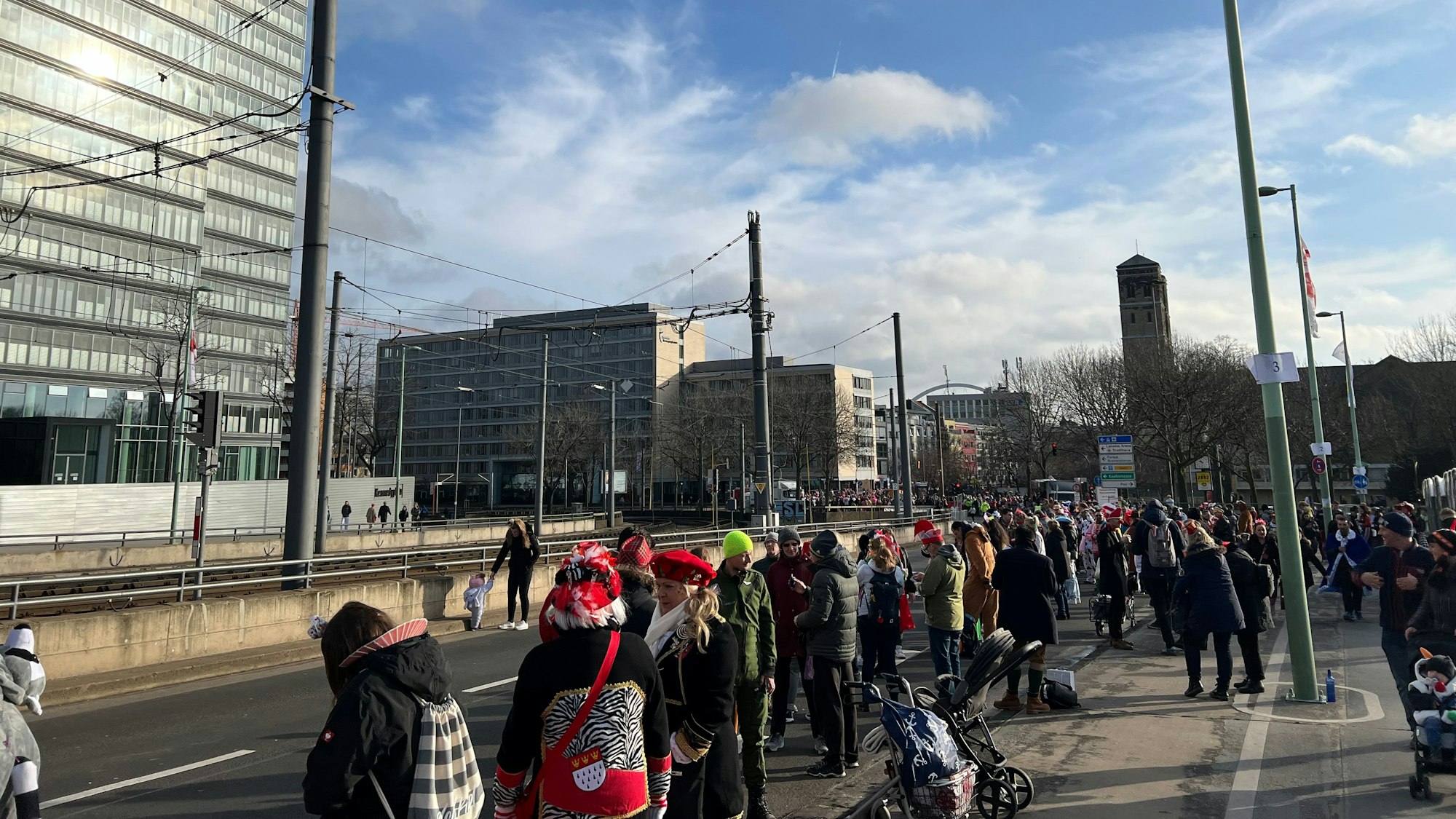 Auf der Deutzer Brücke war es deutlich leerer als am restlichen Zugweg.