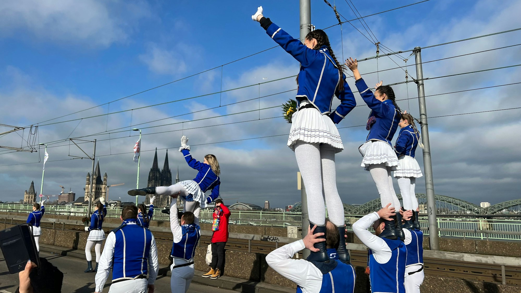 Tanzgruppe auf der Deutzer Brücke.