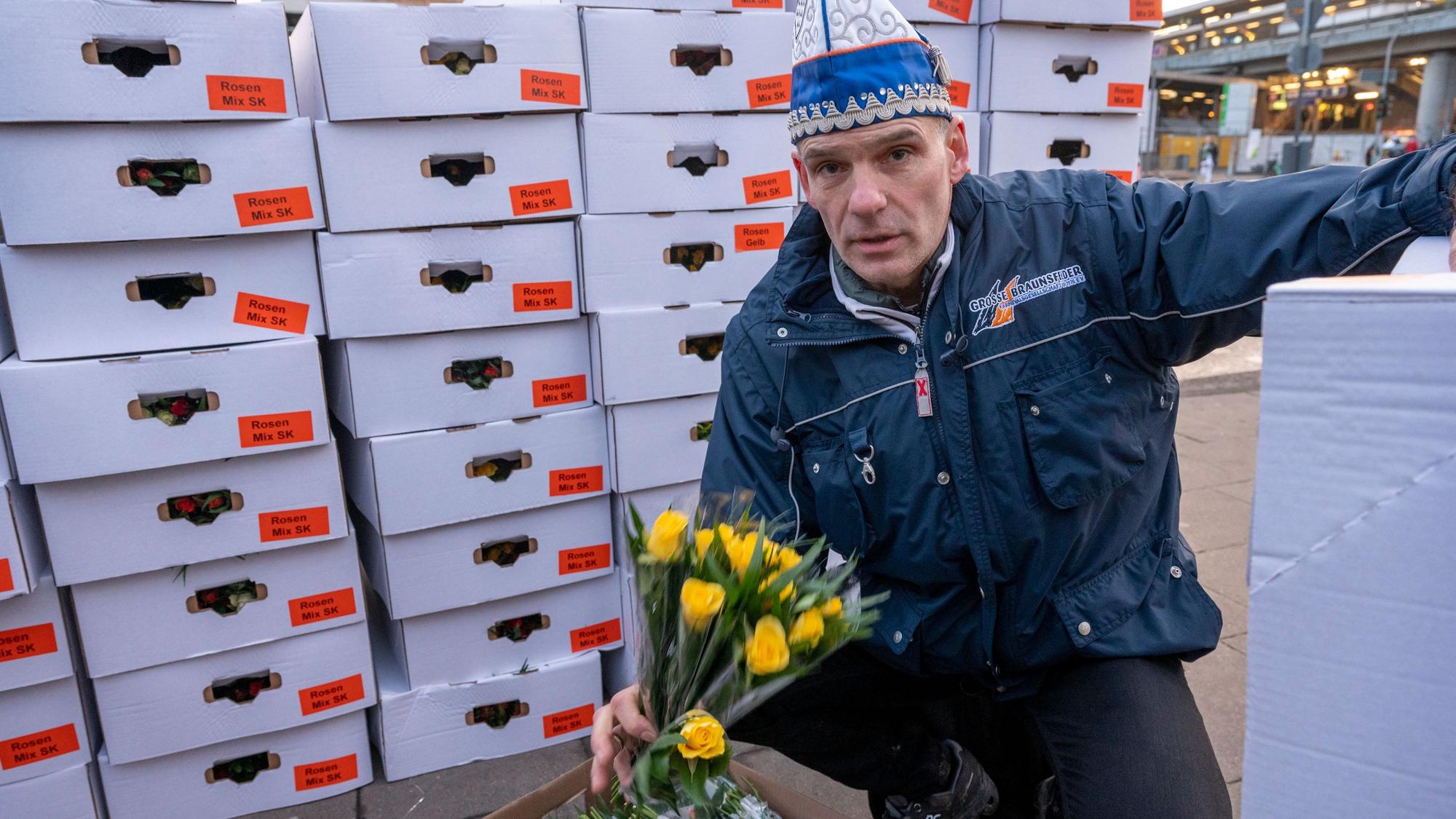 Roland verlädt Strüssjer vor dem Rosenmontagszug.