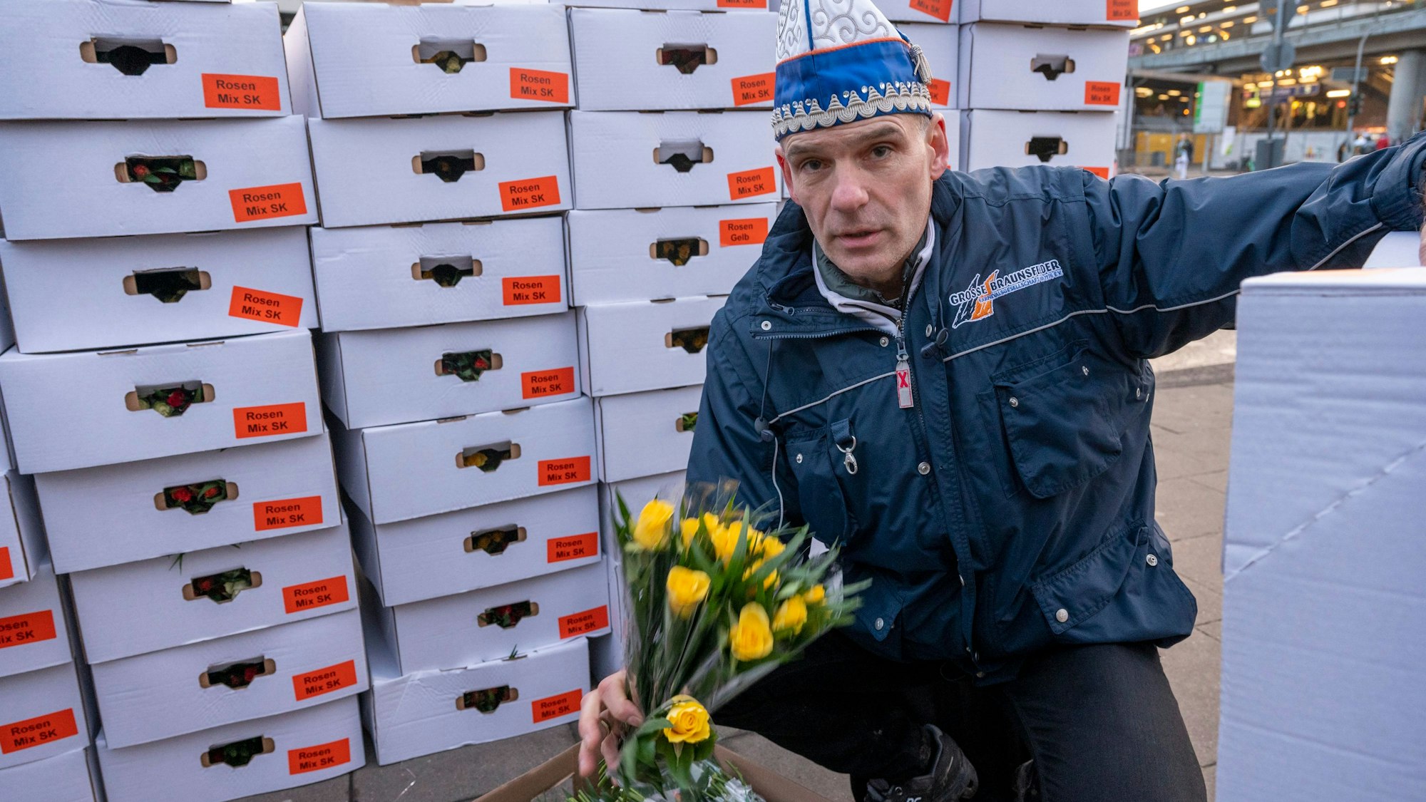 Roland verlädt Strüssjer vor dem Rosenmontagszug.