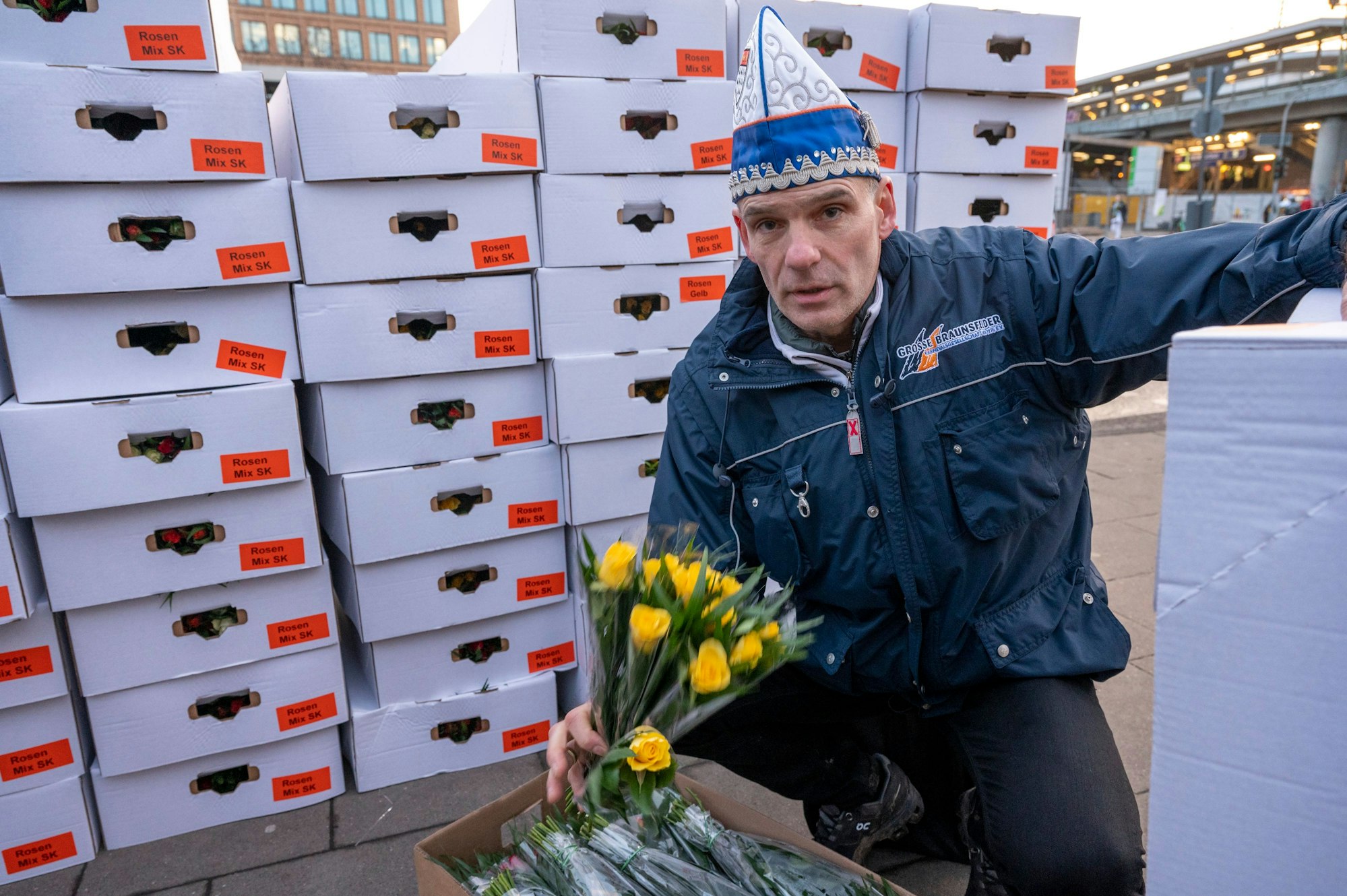 Roland Blaum mit einem Bund gelber Rosen in der Hand,