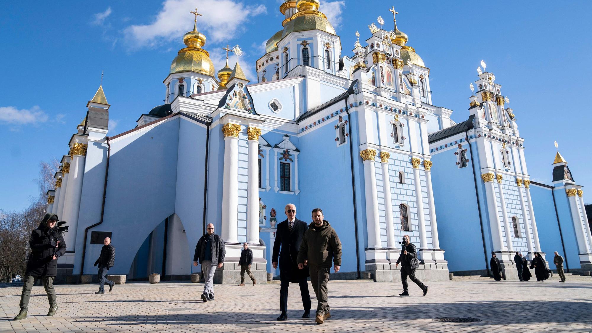 Als Joe Biden und sein ukrainischer Kollege Wolodymyr Selenskyj am Montag in Kiew das Areal des St. Michaelskloster verlassen, ertönen die Sirenen – wieder einmal wird in der ukrainischen Hauptstadt Luftalarm ausgerufen.