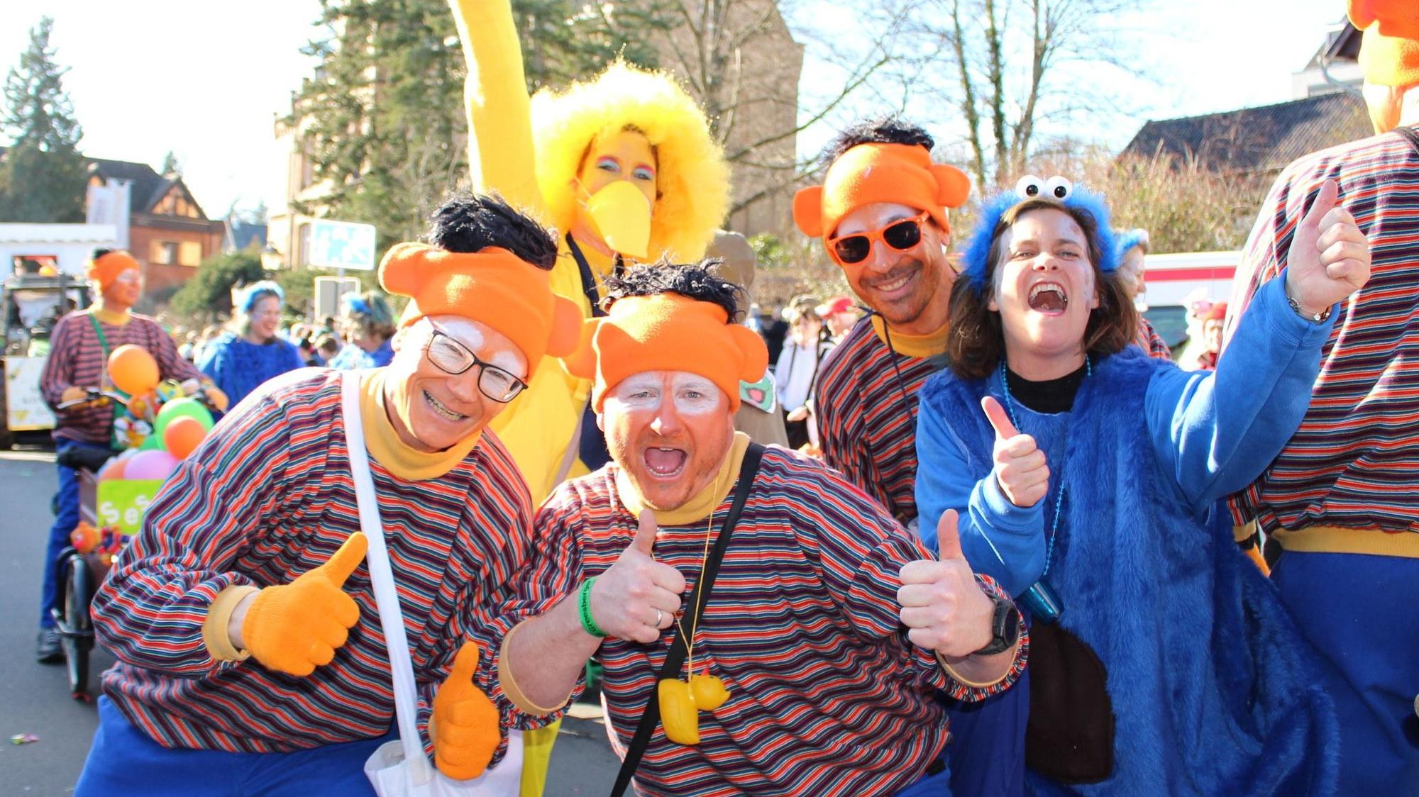 Endlich wieder Zoch in Kommern: Die Jecken im Rosenmontagszug waren einfach nicht zu bremsen.