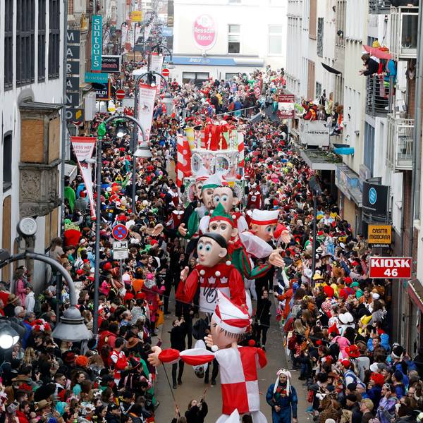 Blick von der Severinstorburg auf den Rosenmontagszug in der Severinstraße.
