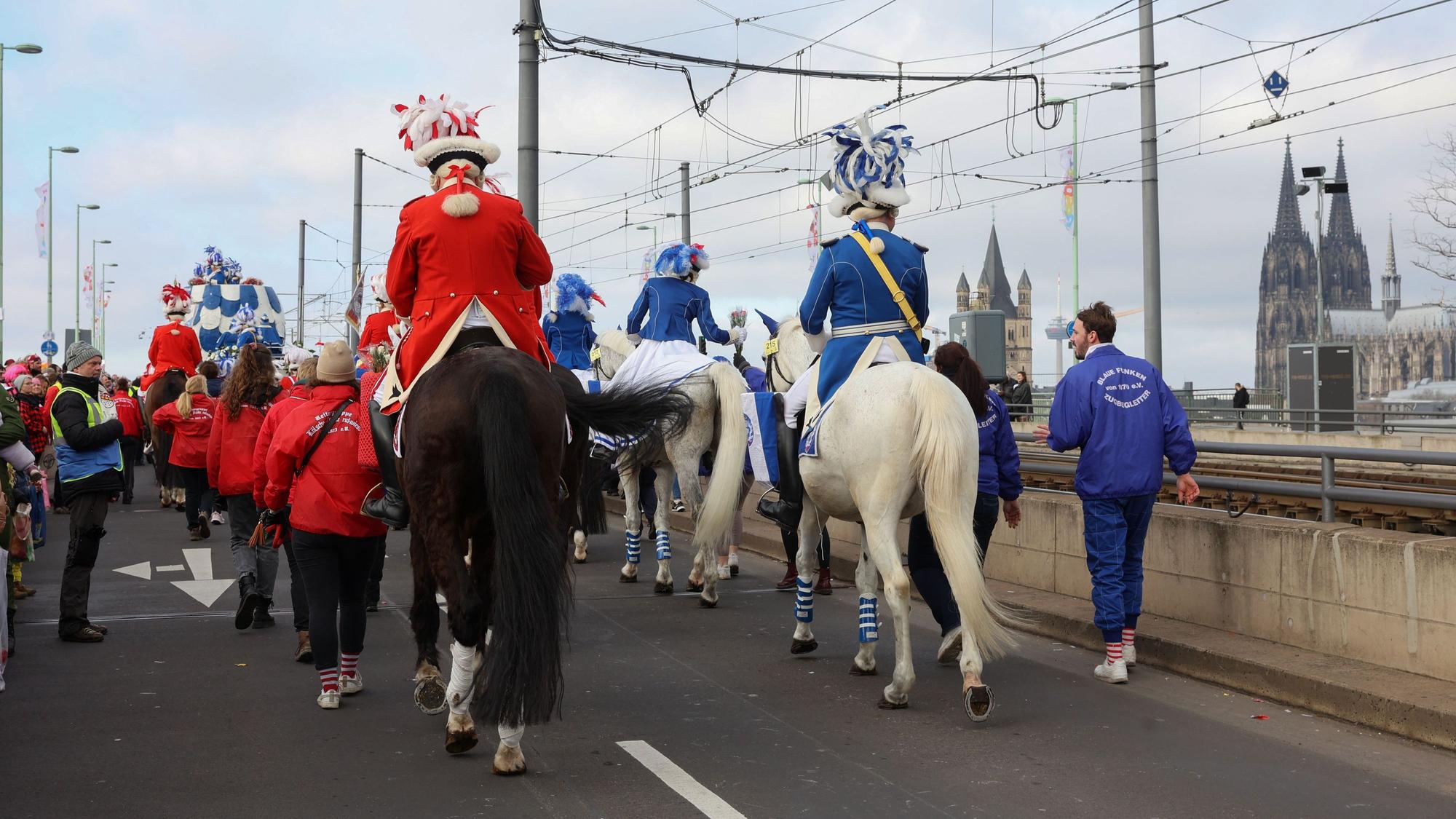 20.02.2023
Köln:
Rosenmontag
zum 1. Mal von Deutz
Deutzer Brücke mit Pferden
Foto: Martina Goyert