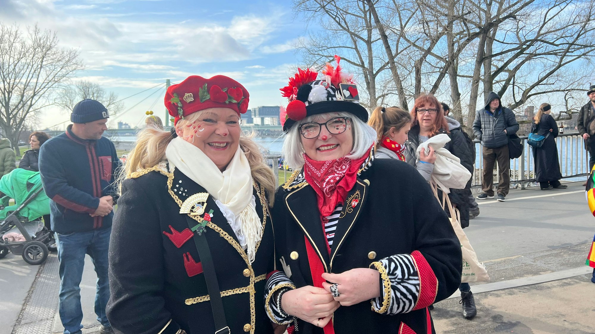 Heike Brauckmann (links) uns Sabine Frey am Zugrand.