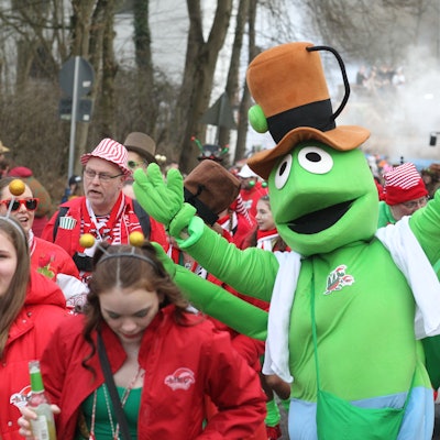 Der Karnevalszug 2023 in Much mit der Mucher Tanzgarde, den Grashüpfern.Quentin Bröhl
