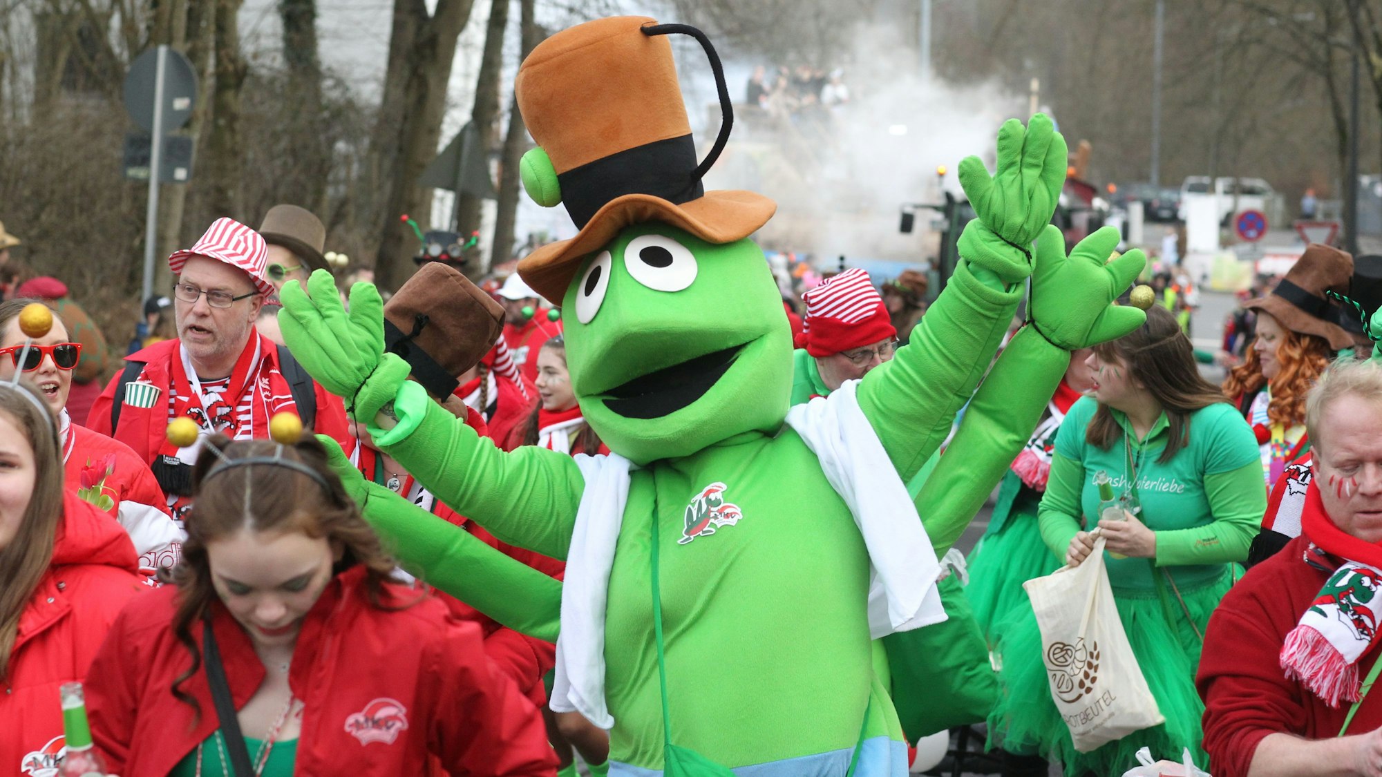 Der Karnevalszug 2023 in Much mit der Mucher Tanzgarde, den Grashüpfern.Quentin Bröhl