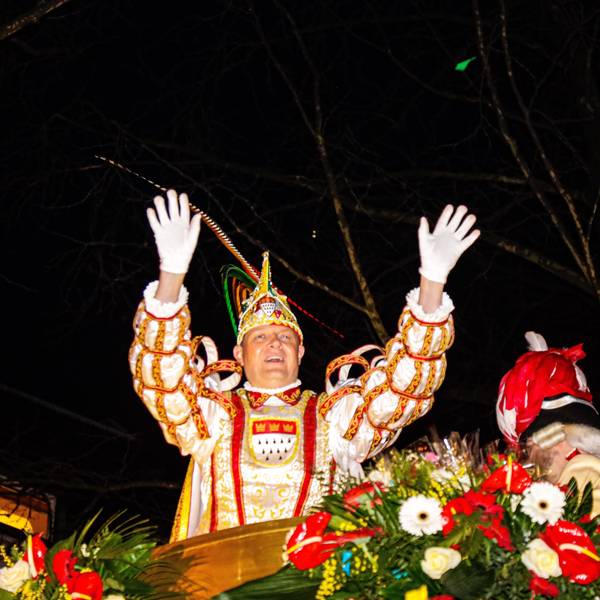 Prinz Boris jubelt in der Dunkelheit vom Festwagen