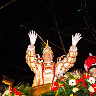 Prinz Boris jubelt in der Dunkelheit vom Festwagen