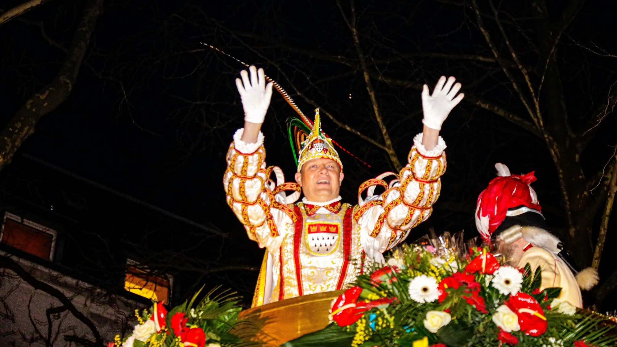 Prinz Boris jubelt in der Dunkelheit vom Festwagen