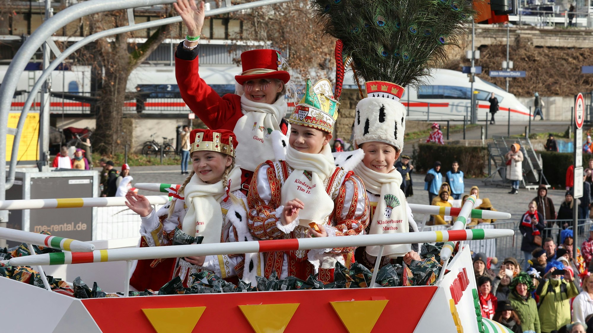 Das Kinderdreigestirn beim Rosenmontagszug 2023