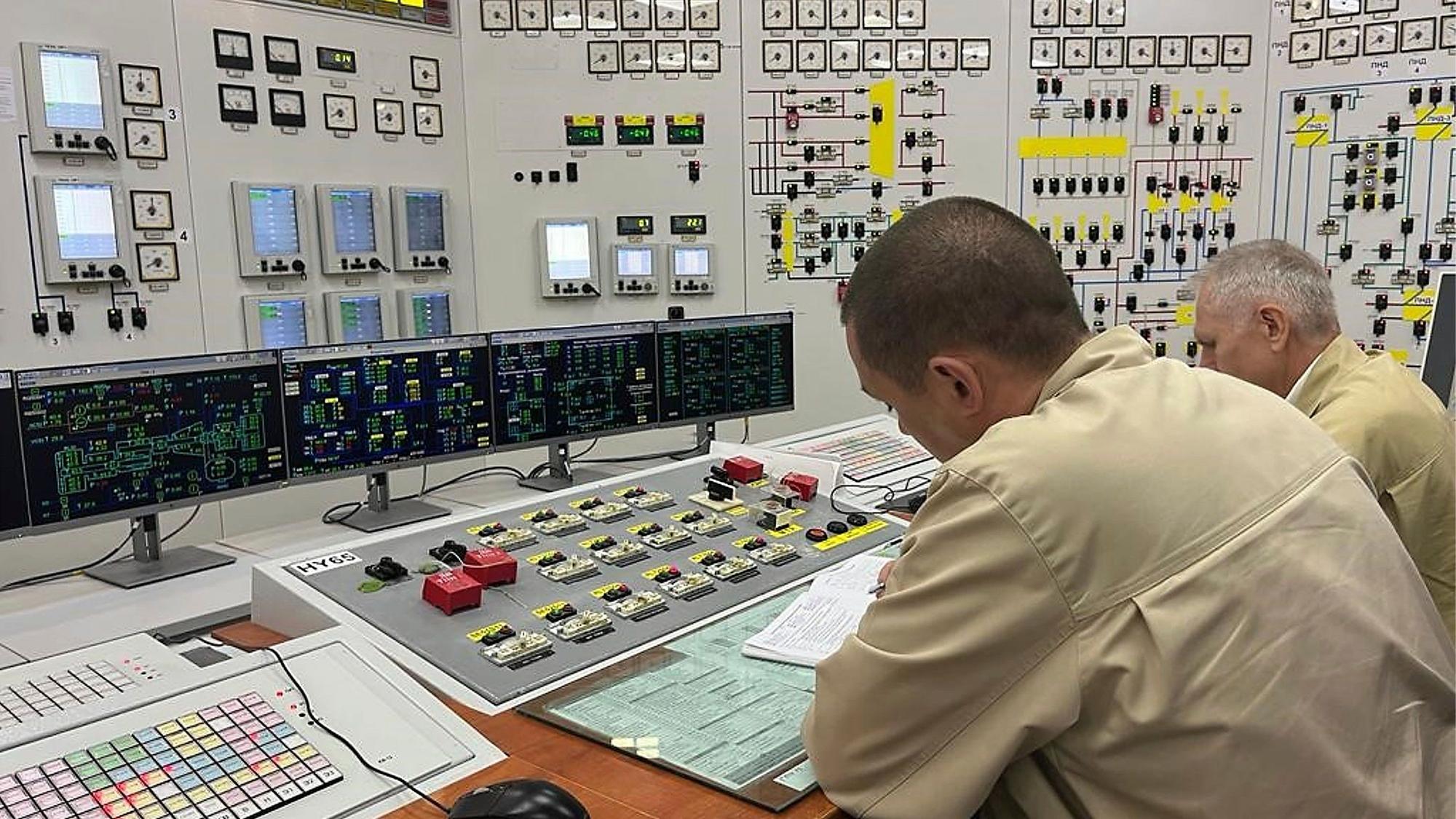 Ukrainische Arbeiter an ihren Arbeitsplätzen im Kontrollraum des Kernkraftwerks Saporischschja. (Archivbild)
