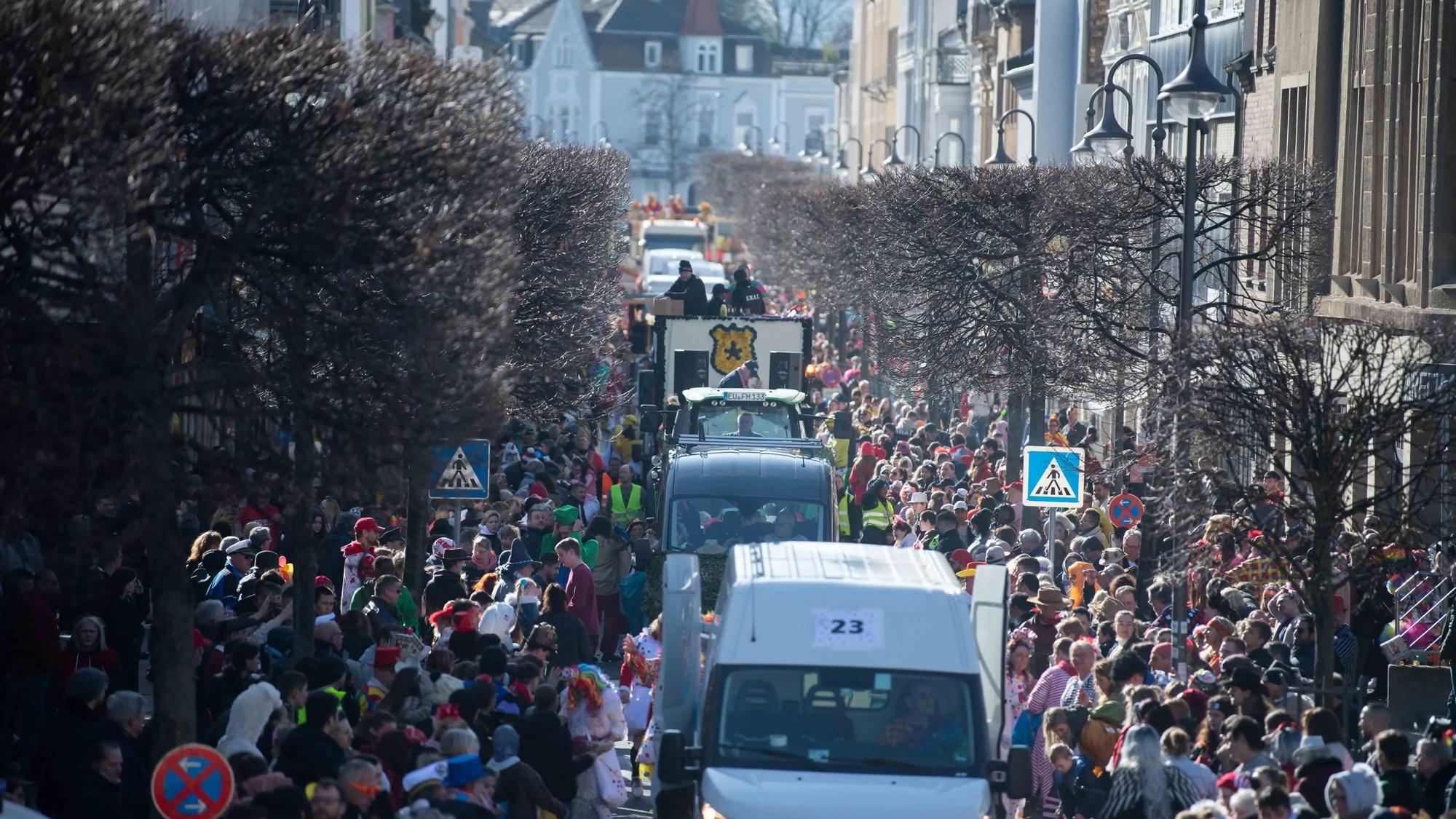 Die Wagen des Zuges fahren auf der Wilhelmstraße, links und rechts stehen zahlreiche Zugbesucher.