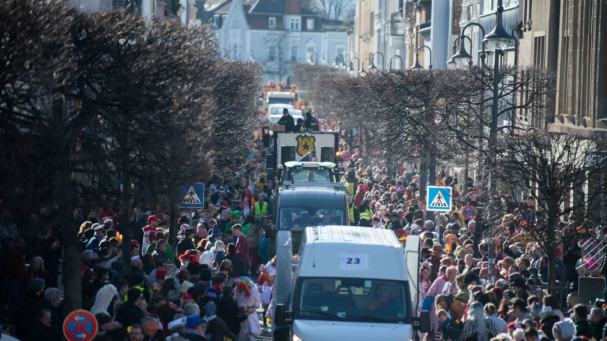 Die Wagen des Zuges fahren auf der Wilhelmstraße, links und rechts stehen zahlreiche Zugbesucher.