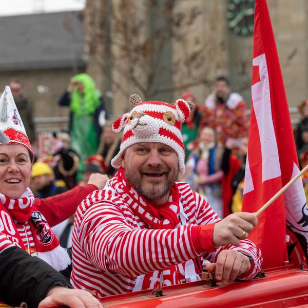 Steffen Baumgart trägt Rot und Weiß und schwenkt lachend eine Fahne – und trägt dazu die Mütze, die er nach dem Spiel gegen Leipzig ertauscht hat. Mit ihm im Bild Nicole Bender, die Managerin der Kölner Frauenmannschaft