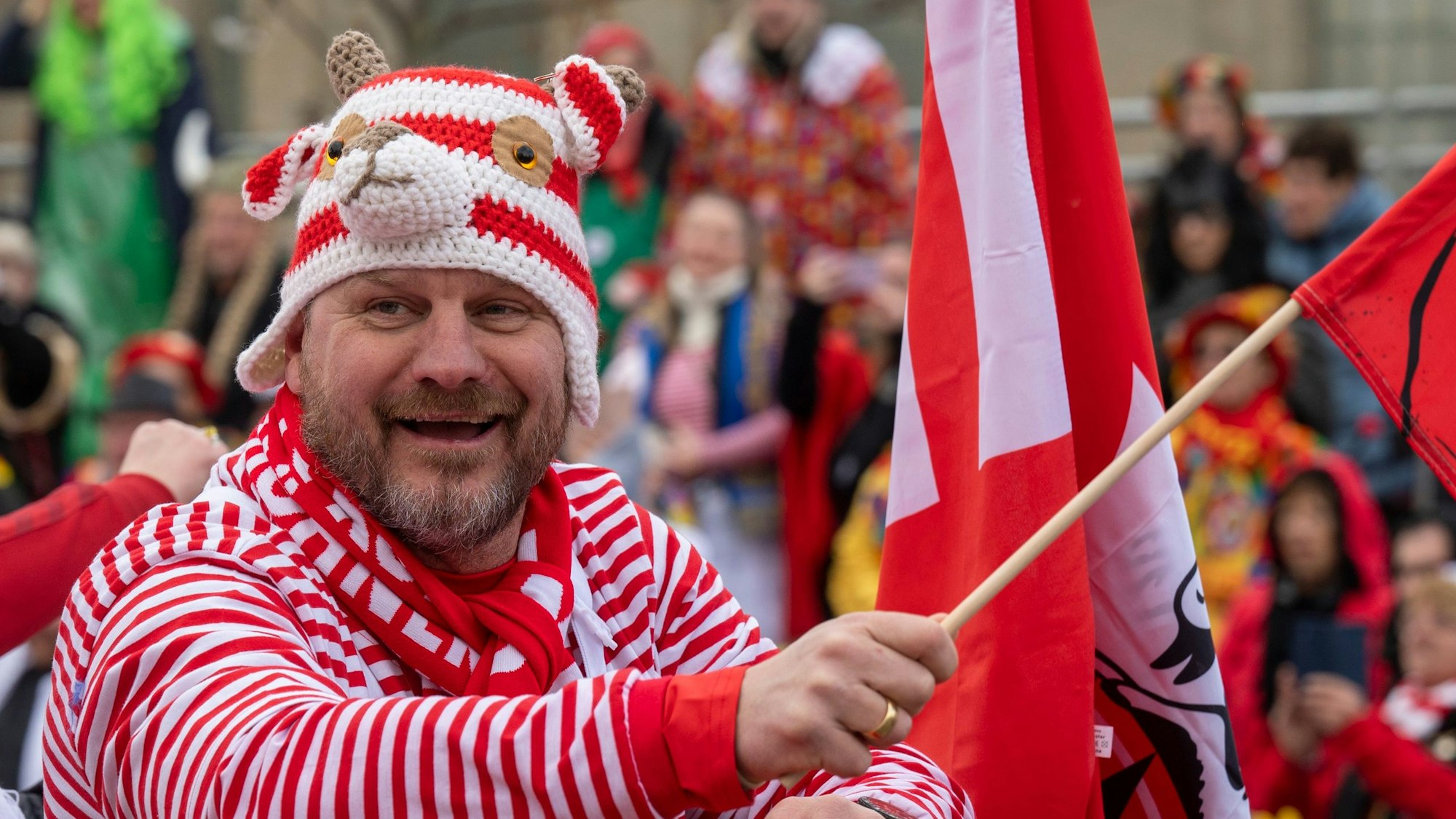 Ex-FC-Trainer Steffen Baumgart mit Geißbock-Häkelmütze von Doris P. im Kölner Rosenmontagszug 2023.