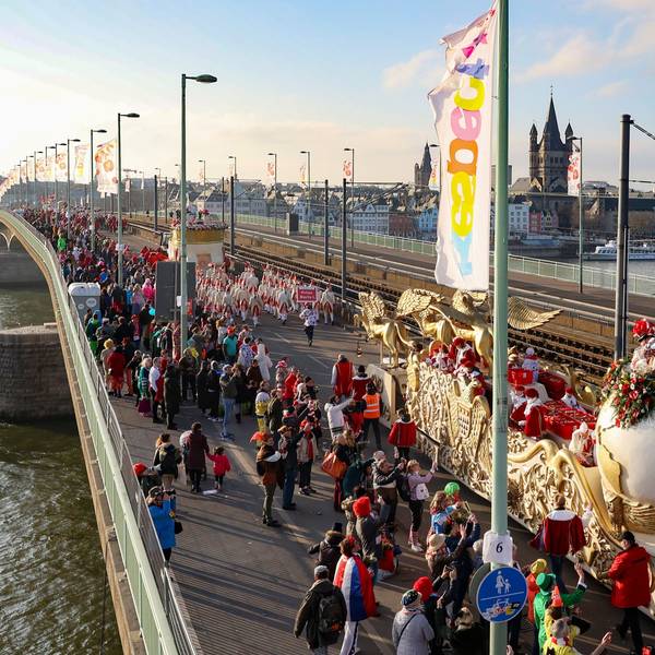 Prinz Boris I. auf der Deutzer Brücke - bei strahlendem Sonnenschein und mit dem Dom im Hintergrund.