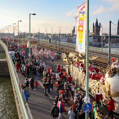 Prinz Boris I. auf der Deutzer Brücke - bei strahlendem Sonnenschein und mit dem Dom im Hintergrund.