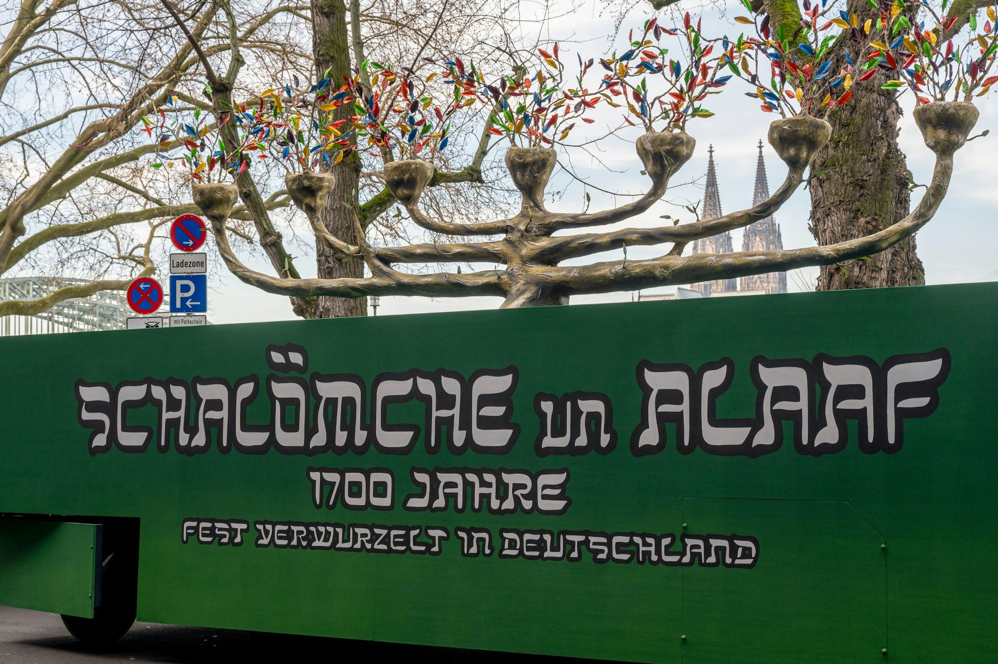 Blick auf den Festwagen mit der Aufschrift „Schalömche un Alaaf“