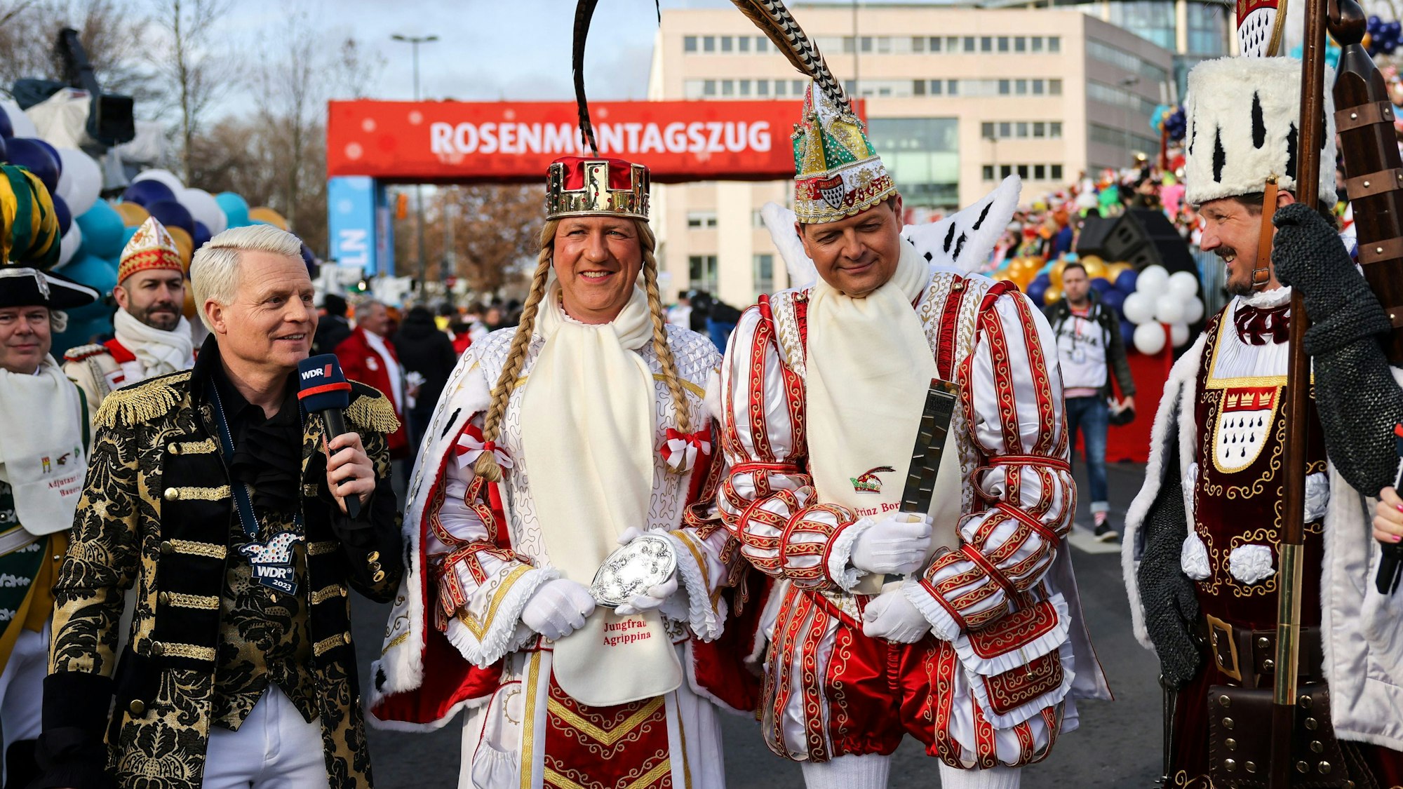 Guido Cantz mit dem Dreigestirn auf dem Ottoplatz, im Hintergrund das Starttor