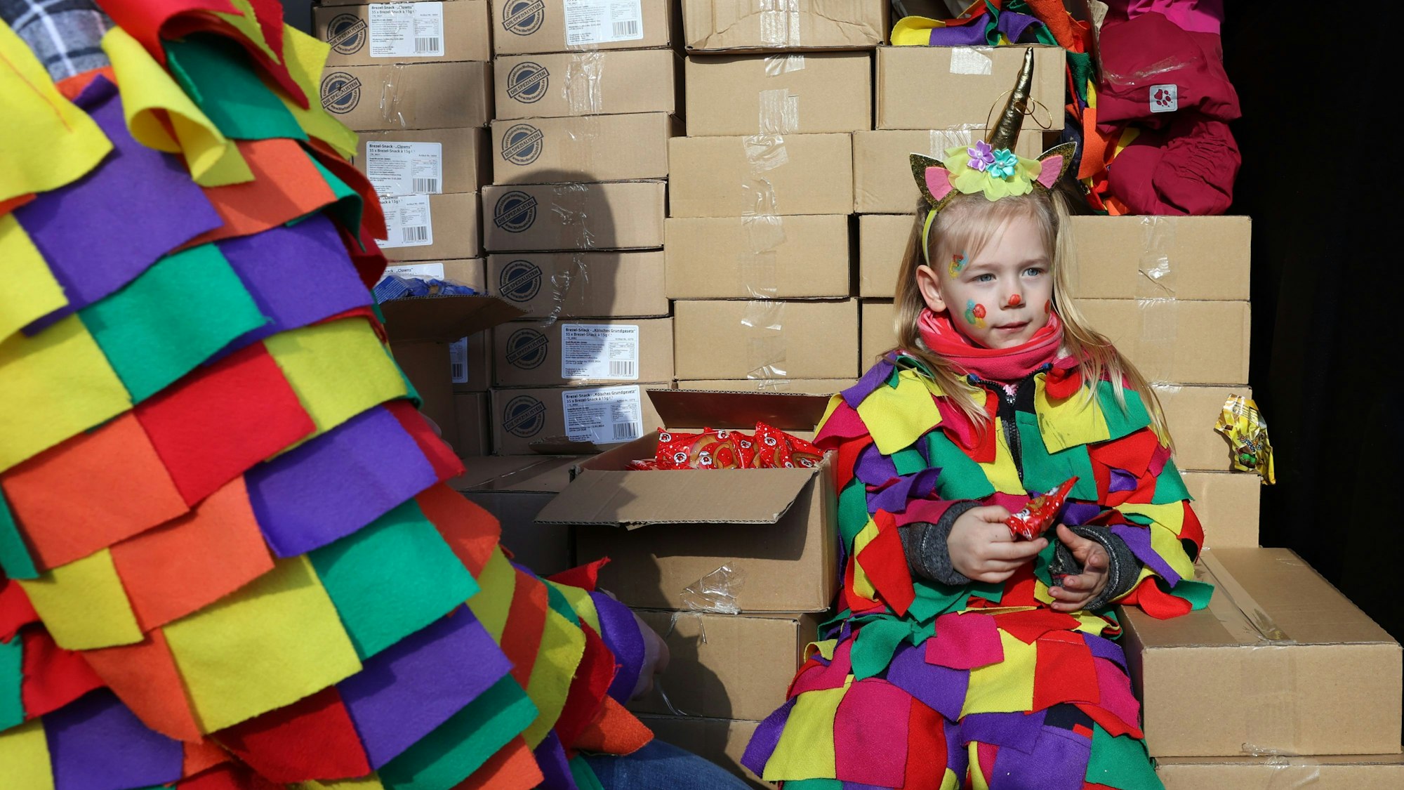 Kleines Mädchen im Kölner Karneval.