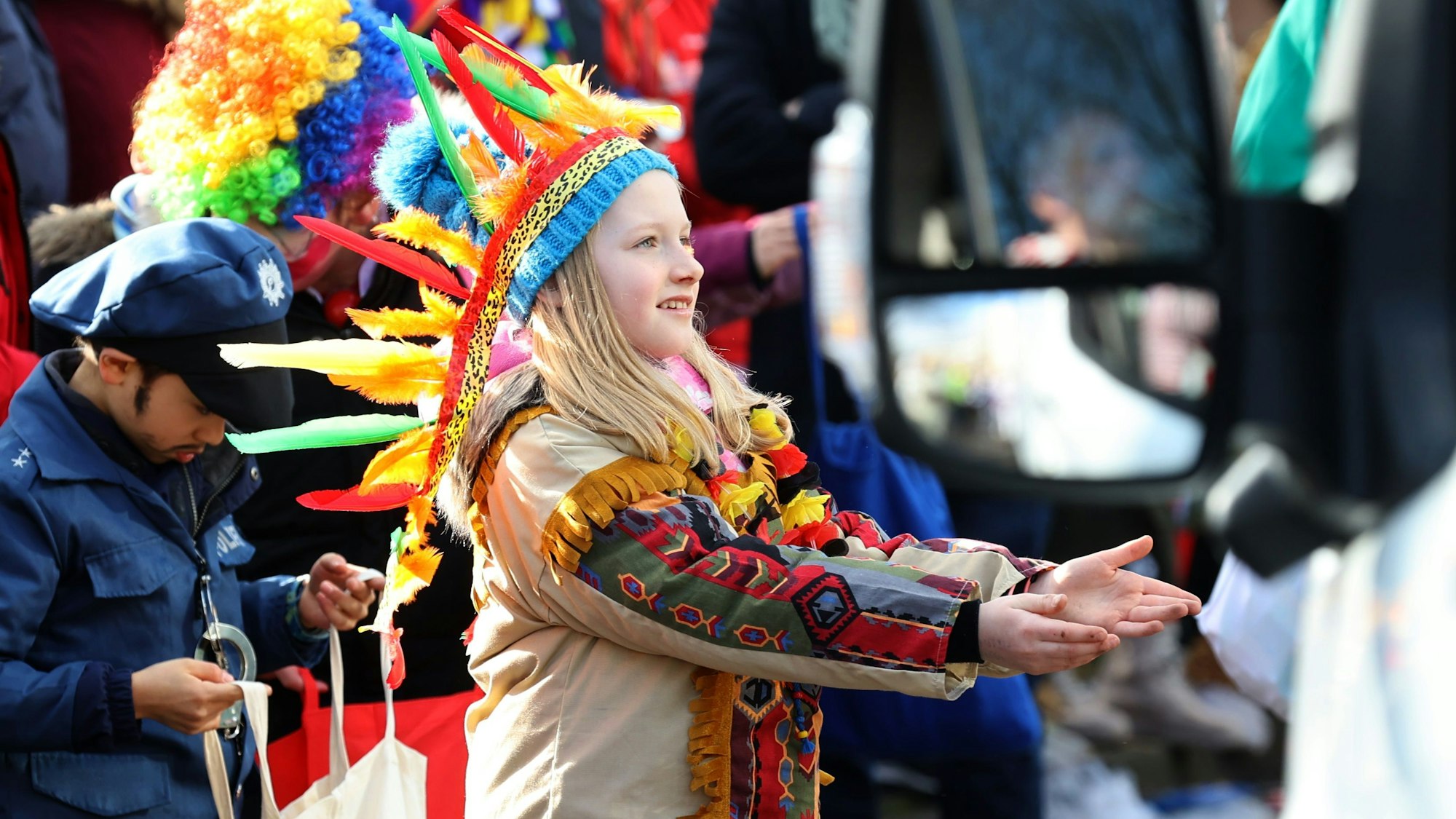 Kleines Mädchen im Kölner Karneval.