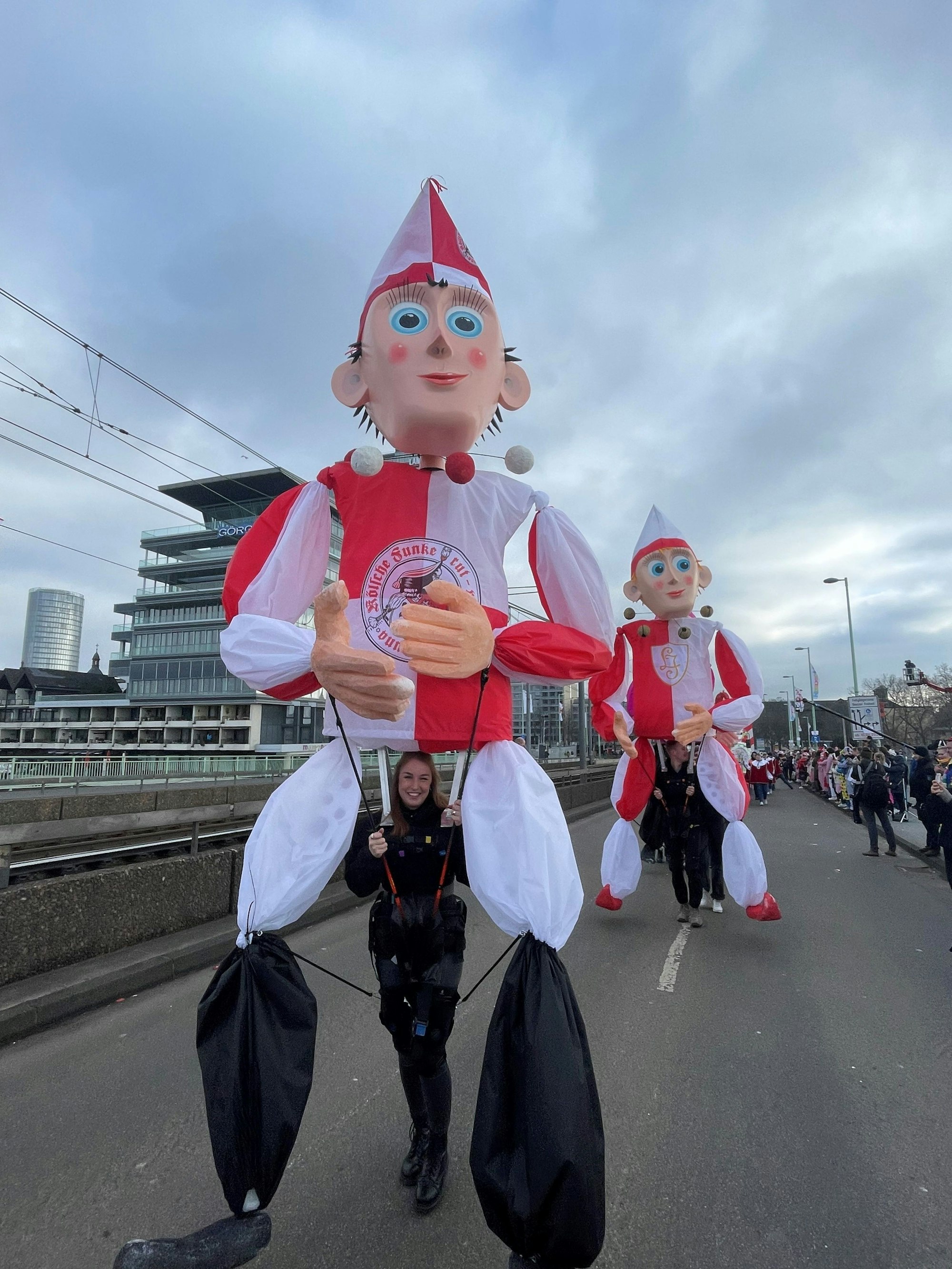 Nele Hofmann mit einer Großfigur auf der Deutzer Brücke.