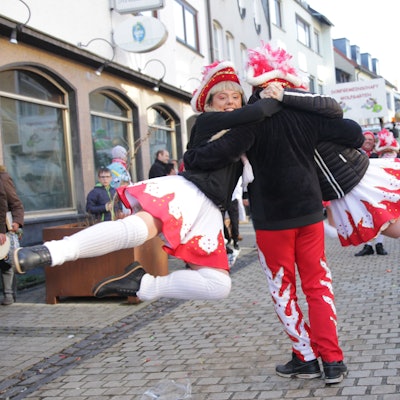 Marieche danz: Auch wenn in Gemünd die Wunden, die die Flut geschlagen hat, noch deutlich zu sehen sind, starten sie jeck zurück in den Fastelovend.