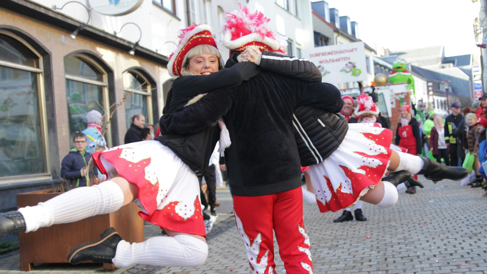 Marieche danz: Auch wenn in Gemünd die Wunden, die die Flut geschlagen hat, noch deutlich zu sehen sind, starten sie jeck zurück in den Fastelovend.